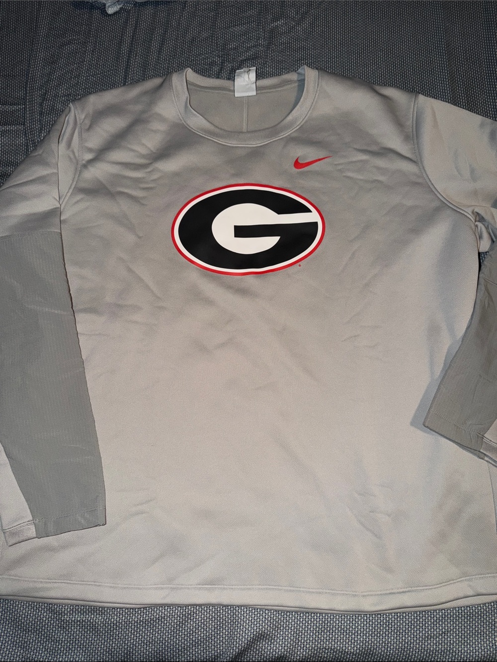 Nike Gray Long-Sleeve Georgia Bulldogs Crew with Red Swoosh therma-fit